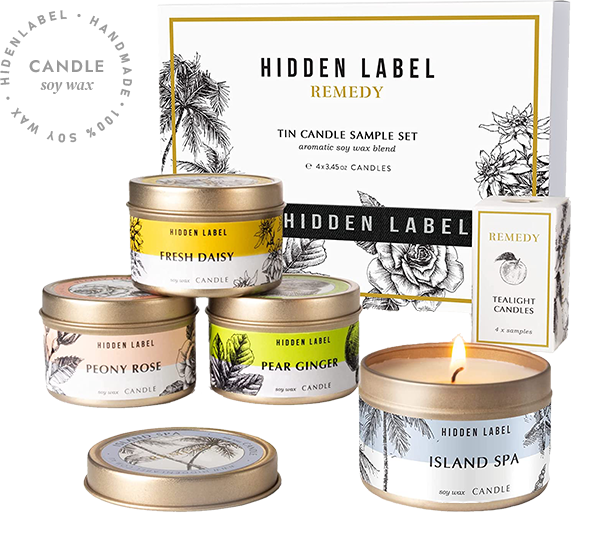 Conjunto de velas aromáticas em latas metálicas decoradas, acompanhado por embalagem presenteável e amostras de fragrâncias em composição elegante.