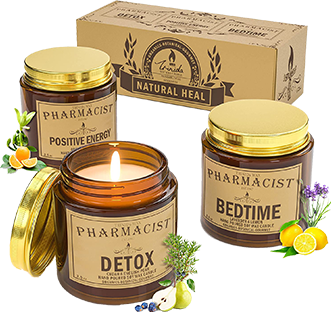 Conjunto de velas aromáticas em recipientes de vidro âmbar com tampas douradas, acompanhado por embalagem decorativa e elementos botânicos que representam diferentes fragrâncias.