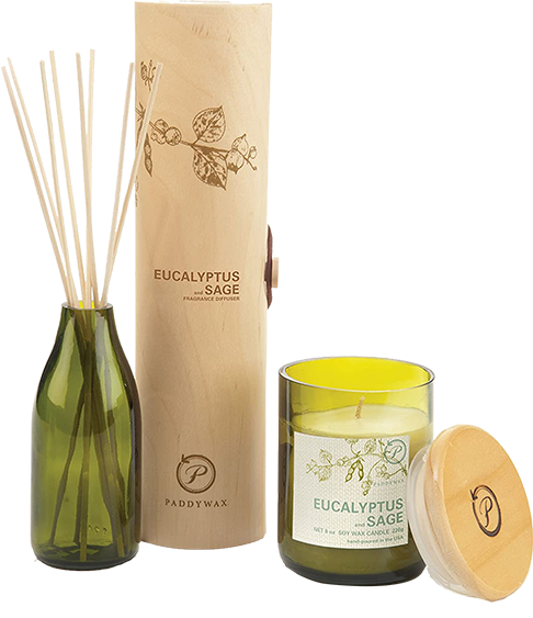 Kit aromático composto por difusor de ambientes com varetas, vela aromática Eucalyptus Sage em recipiente de vidro verde e embalagem decorativa de madeira.