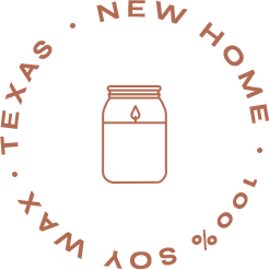 Elemento gráfico circular com a inscrição "Texas • New Home • 100% Soy Wax" em tom terracota, envolvendo um retângulo central da mesma cor.