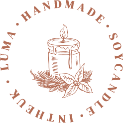 Elemento gráfico circular em tom terracota com a inscrição "Handmade Soy Candle" ao redor de um quadrado central sólido.
