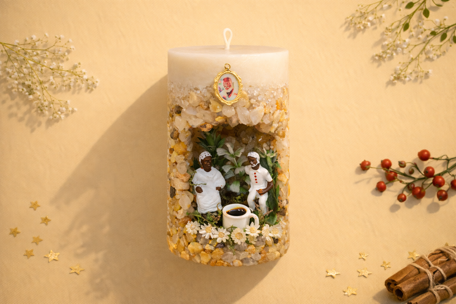 Vela artesanal Gruta dos Pretos Velhos com miniaturas religiosas, pedras decorativas, flores e elementos naturais.