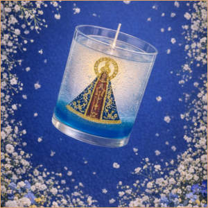 Vela em gel azul com imagem de Nossa Senhora Aparecida em recipiente de vidro transparente.