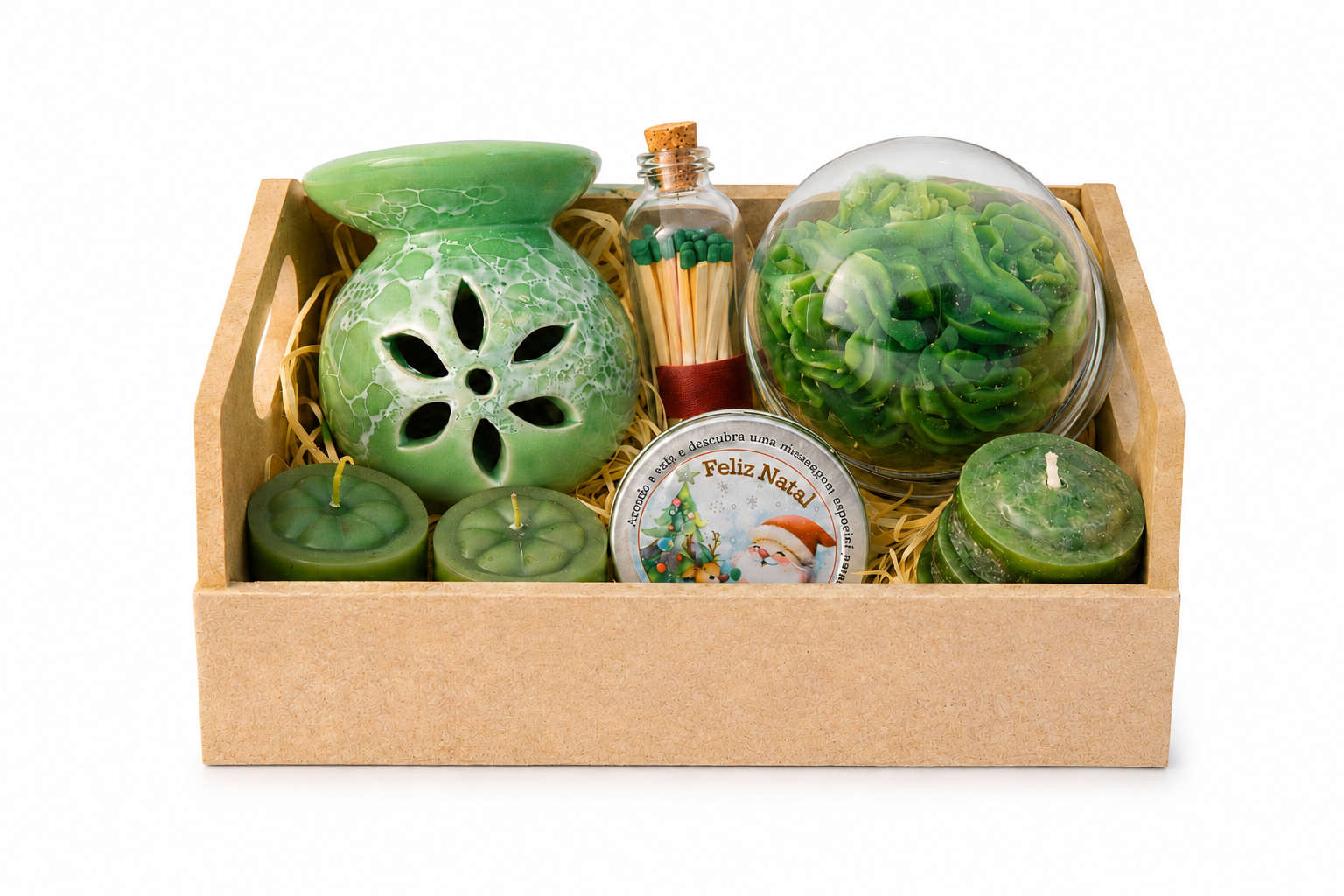 Kit Aromático Decorativo composto por aromatizador cerâmico verde com acabamento marmorizado, vela artesanal floral em formato de rosa protegida por redoma transparente, fósforos decorativos em frasco de vidro, mini velas aromáticas e lata temática natalina. Os itens estão organizados em uma elegante bandeja decorativa com enchimento de palha sobre fundo branco, destacando os detalhes artesanais e a sofisticação do conjunto.