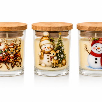 Kit de Velas Natalinas artesanais composto por três velas em copos de vidro transparentes com tampa de cortiça, fotografadas em fundo branco para catálogo. As ilustrações apresentam Papai Noel em trenó com renas, um boneco de neve acompanhado de uma árvore de Natal decorada e um alegre boneco de neve com cachecol vermelho. O conjunto destaca detalhes coloridos e delicados que remetem à magia das celebrações natalinas.