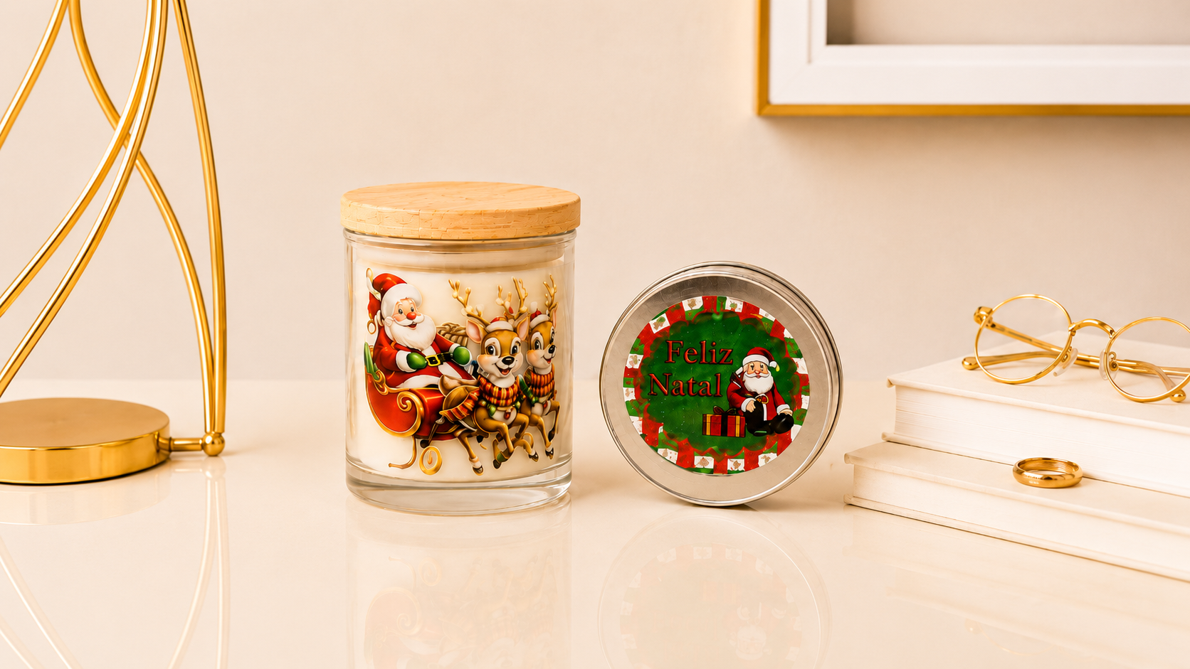 Kit Presente Natalino com vela aromática artesanal em pote de vidro decorado com Papai Noel e renas, acompanhado de embalagem temática natalina, em ambiente elegante e sofisticado.