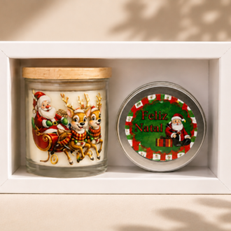 Kit Presente Natalino com vela aromática artesanal decorada com Papai Noel e renas, acompanhado de lata temática de Natal em embalagem elegante para presentear.