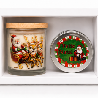 Kit Presente Natalino com vela aromática artesanal decorada com Papai Noel e renas, acompanhado de lata temática Feliz Natal em embalagem elegante para presente.