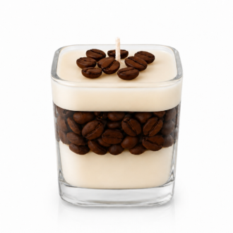 Vela Aromática Coffee artesanal em recipiente de vidro quadrado transparente, composta por camadas de cera creme e grãos de café decorativos, apresentada em fundo branco com estilo clean e elegante.