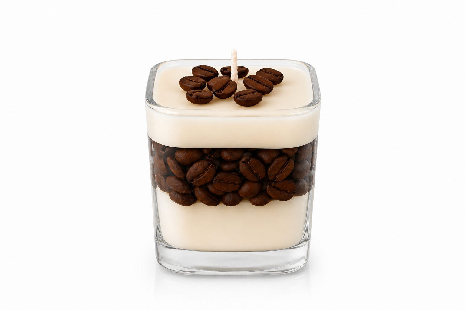 Vela Aromática Coffee artesanal em recipiente de vidro quadrado transparente, composta por camadas de cera creme e grãos de café decorativos, apresentada em fundo branco com estilo clean e elegante.