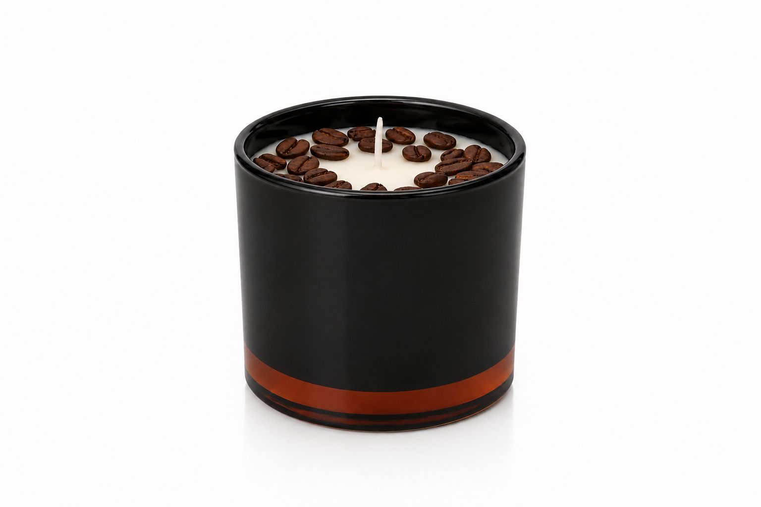 Vela Aromática de Café Torrado em recipiente preto fosco com detalhe âmbar na base, preenchida com cera clara e decorada com grãos de café ao redor do pavio central. A imagem apresenta fundo branco limpo, destacando o design sofisticado e contemporâneo do produto.
