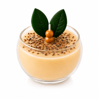 Vela Aromática de Erva Doce em recipiente de vidro transparente com formato arredondado, contendo cera em tom creme suave. A superfície é decorada com sementes de erva-doce e um delicado detalhe central formado por folhas verdes e elementos ornamentais de madeira. A imagem apresenta fundo branco e iluminação suave, destacando os detalhes artesanais da peça.