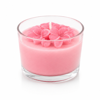Vela Aromática de Flor de Jasmim em copo de vidro transparente, com cera rosa delicada e flores ornamentais inspiradas no jasmim moldadas na superfície, fotografada em fundo branco de estúdio que destaca seu design artesanal e acabamento sofisticado.