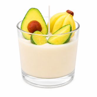 Vela Aromática de Frutas Tropicais em copo de vidro transparente, com cera cremosa em tom claro e decoração inspirada em frutas tropicais. A composição apresenta miniaturas de abacate, banana e limão sobre a superfície da vela, criando um visual alegre, colorido e artesanal. A imagem possui fundo branco e iluminação suave que destaca os detalhes decorativos.