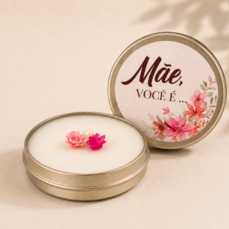 Vela Aromática Dia das Mães em lata metálica dourada com tampa personalizada contendo a frase “Mãe, você é...”, decorada com delicadas flores em miniatura e apresentada em um cenário minimalista e elegante.