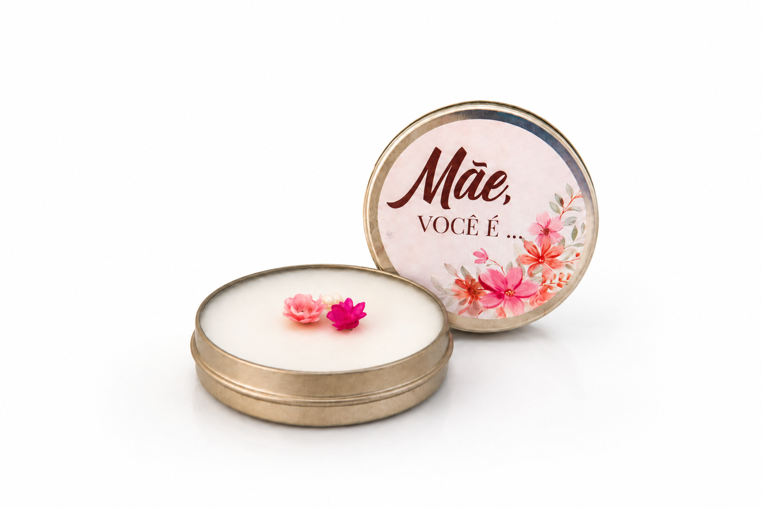 Vela Aromática Dia das Mães em lata metálica dourada com tampa personalizada contendo a frase “Mãe, você é...”, decorada com delicadas flores em miniatura e apresentada sobre fundo branco para catálogo de produtos.