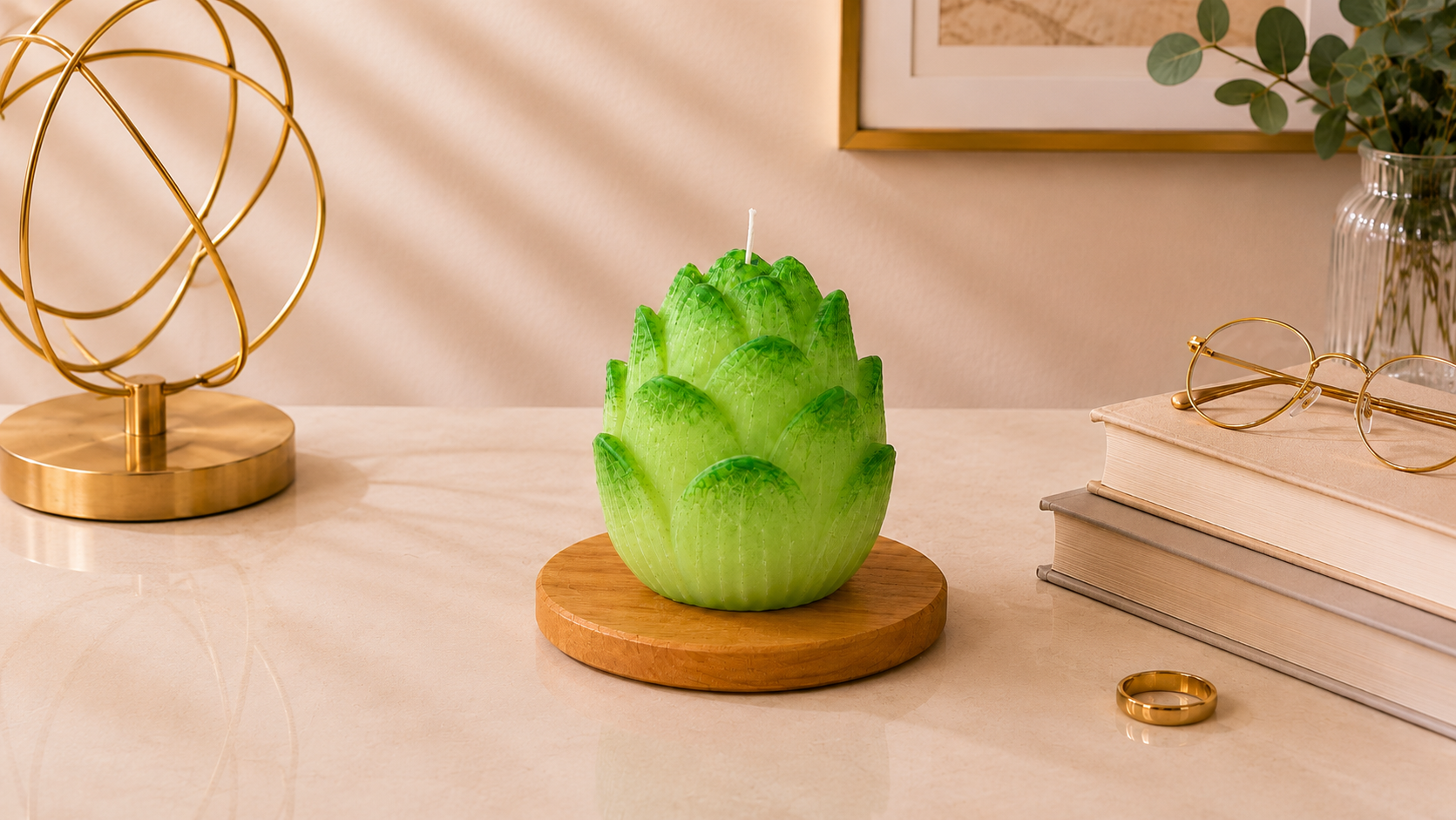 Vela Aromática Flor de Lótus artesanal em formato de flor, com pétalas em tons suaves de verde e acabamento detalhado. A peça está posicionada sobre uma base redonda de madeira em um ambiente sofisticado, com decoração elegante, iluminação suave e elementos dourados ao redor.