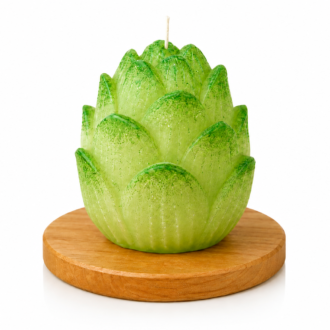 Vela Aromática Flor de Lótus artesanal em formato de flor, com pétalas em tons suaves de verde e acabamento texturizado. A peça está posicionada sobre uma base redonda de madeira, em fundo branco minimalista, destacando os detalhes delicados das pétalas e seu design inspirado na natureza.
