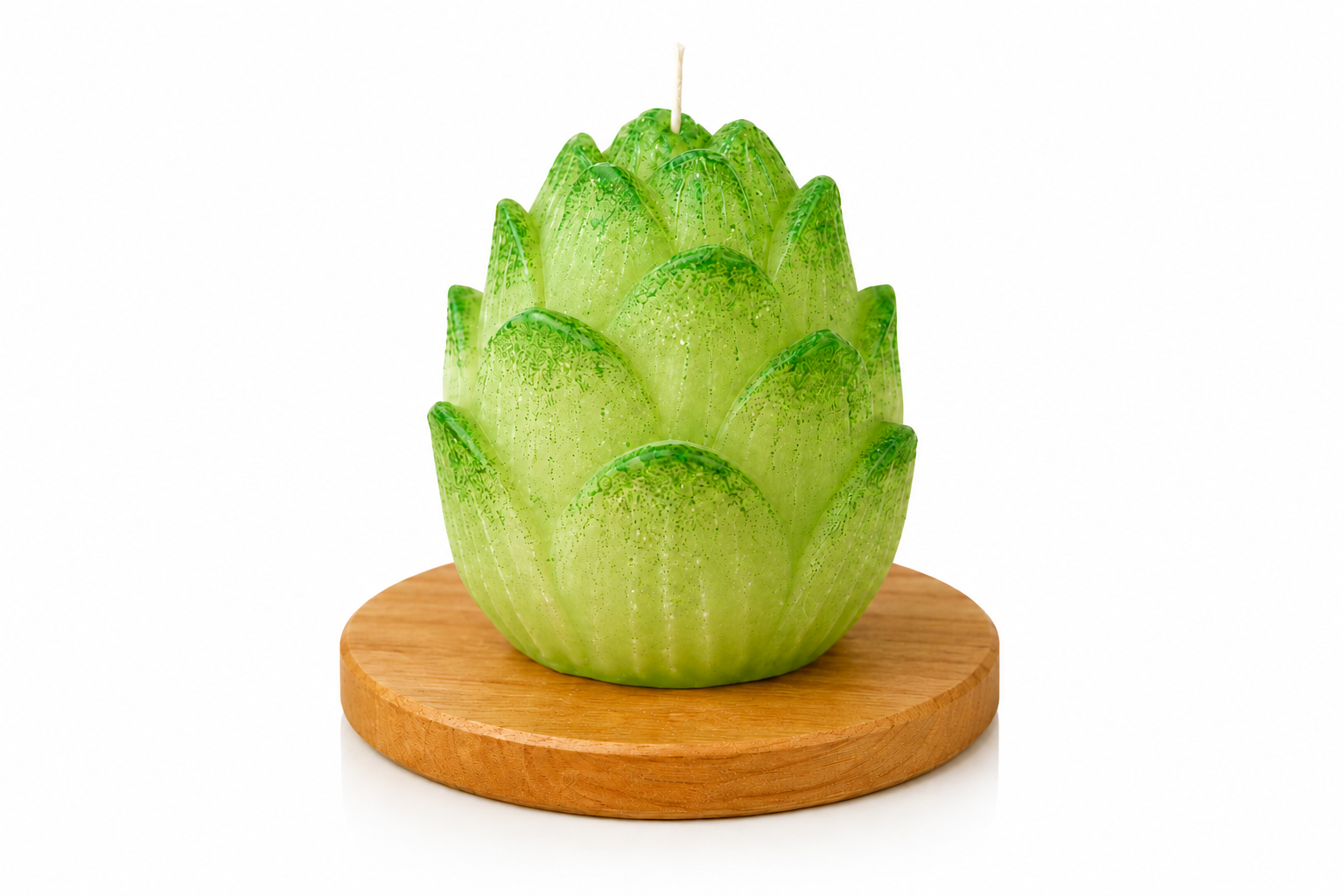 Vela Aromática Flor de Lótus artesanal em formato de flor, com pétalas em tons suaves de verde e acabamento texturizado. A peça está posicionada sobre uma base redonda de madeira, em fundo branco minimalista, destacando os detalhes delicados das pétalas e seu design inspirado na natureza.