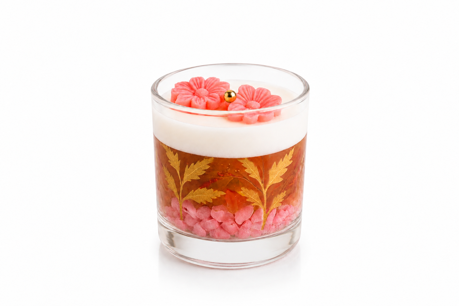 Vela Aromática Floral Rosé artesanal em copo de vidro transparente, com camada superior de parafina branca, flores decorativas rosadas, gel translúcido em tom rosé com folhas douradas ornamentais e pedras decorativas rosadas, apresentada em fundo branco para catálogo de produtos.