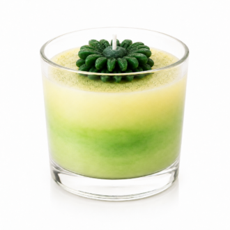 Vela Aromática Flower Green em copo de vidro transparente, com elegante efeito marmorizado em tons suaves de verde e creme. A peça é decorada com uma delicada flor verde esculpida em cera no topo e apresenta acabamento artesanal sofisticado, destacando sua inspiração botânica e natural.