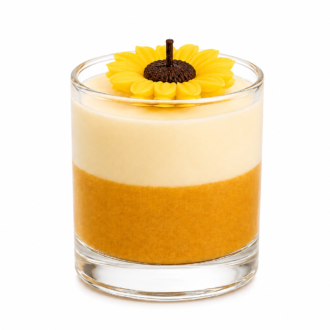 Vela Aromática Girassol em copo de vidro transparente, composta por uma camada inferior em tom amarelo dourado e uma camada superior de cera branca cremosa. No topo, um delicado girassol artesanal amarelo com centro marrom decora a peça, criando uma composição elegante, alegre e inspirada na beleza natural dos campos floridos.
