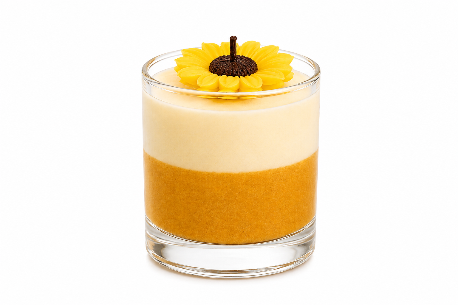 Vela Aromática Girassol em copo de vidro transparente, composta por uma camada inferior em tom amarelo dourado e uma camada superior de cera branca cremosa. No topo, um delicado girassol artesanal amarelo com centro marrom decora a peça, criando uma composição elegante, alegre e inspirada na beleza natural dos campos floridos.