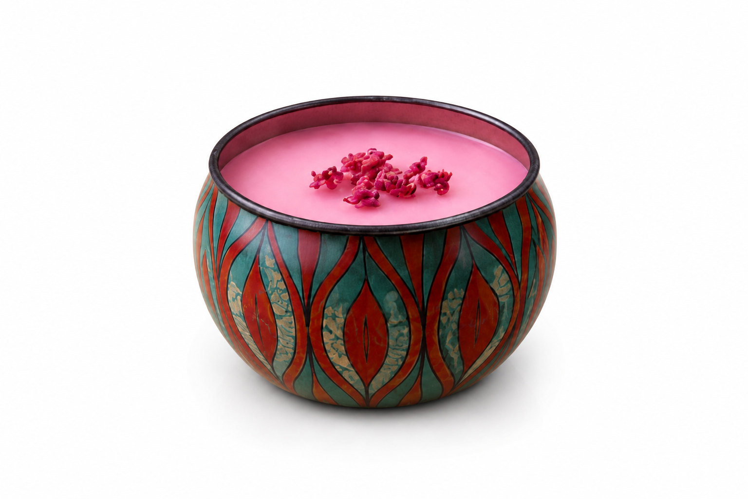 Vela aromática em lata decorativa com estampa artística em tons de vermelho e verde, preenchida com cera rosa e delicados elementos florais sobre a superfície, apresentada em fundo branco.