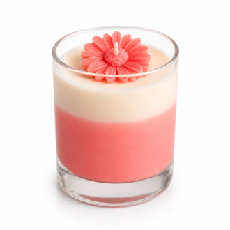 Vela Aromática Margarida Rosé em copo de vidro transparente, com camadas suaves em tons rosé e branco e margarida esculpida em cera no topo, apresentada em fundo branco minimalista de estilo e-commerce.