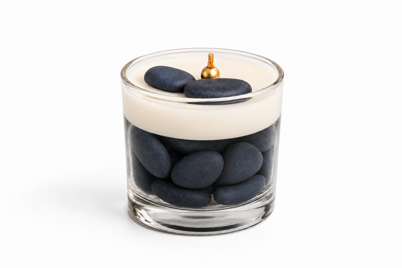 Vela Aromática Quartzo Azul em copo de vidro transparente, composta por pedras decorativas azul-escuras na base e camada superior de cera branca cremosa. A vela possui pavio metálico dourado centralizado e duas pedras azuis decorativas sobre a superfície. A imagem foi produzida em fundo branco puro, destacando os detalhes do vidro, das pedras e do design minimalista da peça.