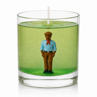 Vela em Gel Boiadeiro artesanal em recipiente de vidro transparente com parafina em gel verde e figura de Boiadeiro no interior, fotografada sobre fundo branco em estilo catálogo de produto.