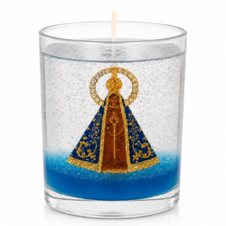 Vela em Gel Nossa Senhora Aparecida artesanal em copo de vidro transparente, com imagem da Padroeira do Brasil ao centro, envolvida por parafina em gel cristalina repleta de delicadas bolhas decorativas. A peça possui uma elegante base azul que destaca a imagem religiosa e cria um belo contraste com os detalhes dourados do manto e da coroa. Fotografada em fundo branco, a vela evidencia sua transparência, sofisticação e acabamento artesanal.