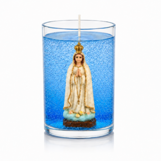 Vela em gel azul transparente com microbolhas decorativas em recipiente cilíndrico de vidro. No interior encontra-se uma imagem de Nossa Senhora de Fátima com coroa dourada e mãos unidas em oração, posicionada sobre uma base decorativa. A composição apresenta fundo branco minimalista, destacando os detalhes da peça e transmitindo serenidade, fé e elegância.