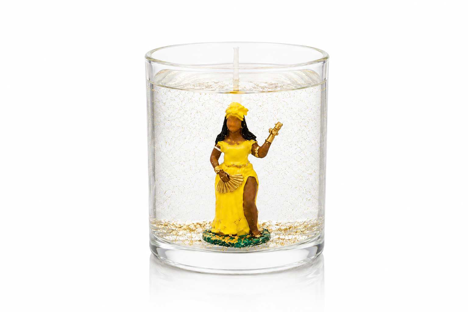 Vela artesanal em gel transparente com imagem de Oxum vestida em amarelo e dourado no interior de um recipiente de vidro cilíndrico. O gel contém delicados detalhes dourados suspensos que criam um efeito elegante e sofisticado, destacando a representação da orixá associada à prosperidade, abundância, amor e beleza.