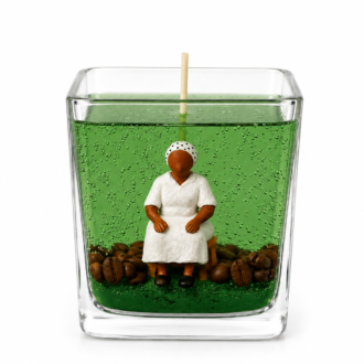 Vela em Gel Preta Velha artesanal em copo de vidro quadrado com parafina em gel verde translúcida, escultura de Preta Velha sentada e grãos de café decorativos. A peça está fotografada em fundo branco, destacando os detalhes da composição e do acabamento artesanal.