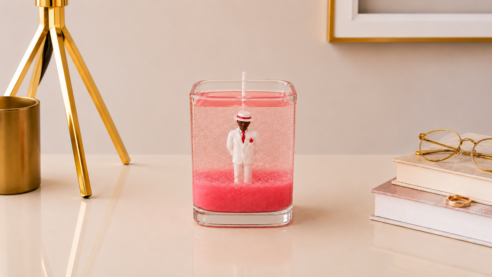 Vela em Gel Zé Pilintra artesanal em recipiente de vidro transparente, com figura decorativa de Zé Pilintra envolta por parafina em gel cristalina e detalhes em vermelho.