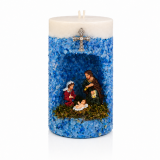 Vela em Gruta Sagrada Família artesanal decorada em tons de azul e branco, com nicho central contendo as imagens de Maria, José e o Menino Jesus. A peça apresenta acabamento texturizado com cristais decorativos azuis, cruz metálica ornamentada na parte frontal e dois pavios, sobre fundo branco em estilo catálogo de produto.