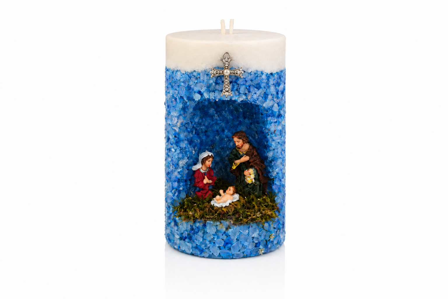 Vela em Gruta Sagrada Família artesanal decorada em tons de azul e branco, com nicho central contendo as imagens de Maria, José e o Menino Jesus. A peça apresenta acabamento texturizado com cristais decorativos azuis, cruz metálica ornamentada na parte frontal e dois pavios, sobre fundo branco em estilo catálogo de produto.