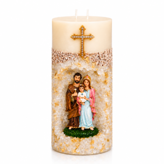 Vela em Gruta Sagrada Família artesanal em tons de branco, marfim e dourado, com imagem da Sagrada Família posicionada em destaque no nicho frontal. A peça possui acabamento com cristais decorativos claros, detalhes dourados delicados, cruz ornamentada dourada aplicada na parte superior e dois pavios. Apresentada em fotografia de estúdio com fundo branco, iluminação suave e composição limpa, valorizando os detalhes da peça.
