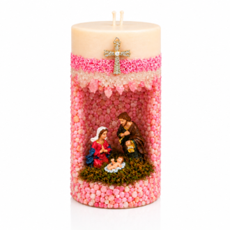 Vela em Gruta Sagrada Família artesanal decorada em tons de rosa e branco, com nicho central contendo as imagens de Maria, José e o Menino Jesus. A peça possui acabamento texturizado com pequenas esferas decorativas, detalhe de cruz dourada com pedrarias na parte frontal e dois pavios na superfície.