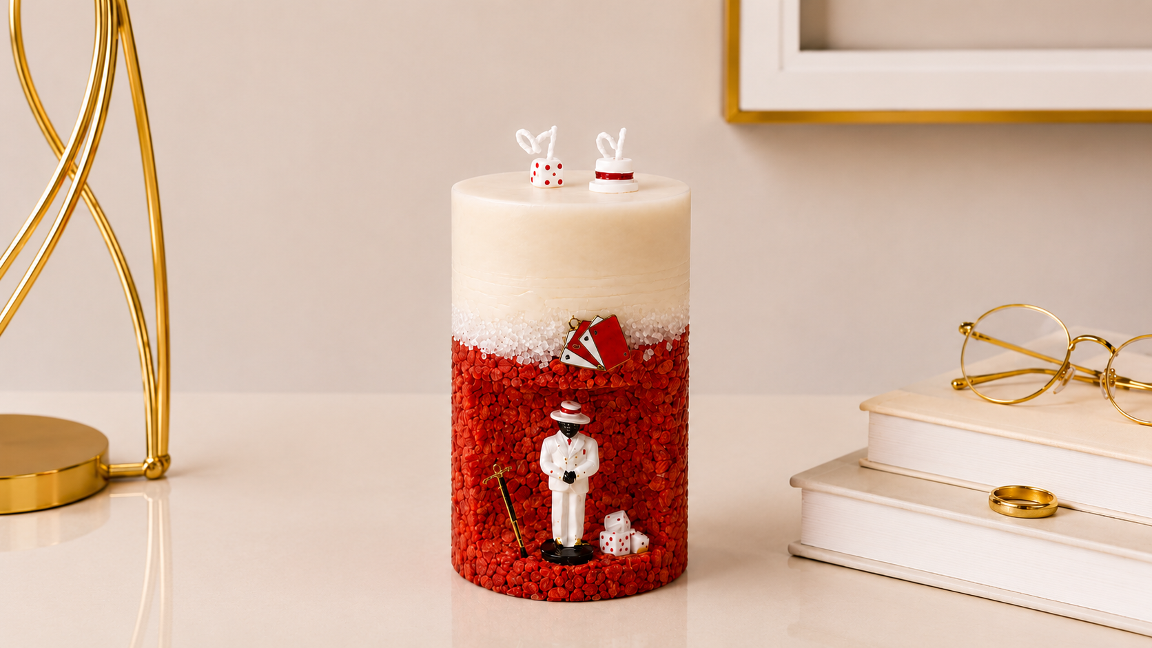 Vela Gruta de Zé Pilintra artesanal em formato cilíndrico, decorada com pedras vermelhas, figura de Zé Pilintra e elementos simbólicos inspirados na tradição espiritual brasileira.