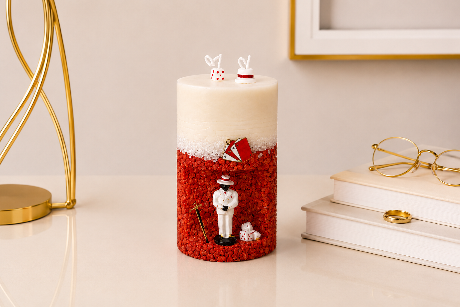 Vela Gruta de Zé Pilintra artesanal em formato cilíndrico, decorada com pedras vermelhas, figura de Zé Pilintra e elementos simbólicos inspirados na tradição espiritual brasileira.