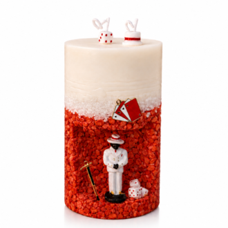 Vela Gruta de Zé Pilintra artesanal com acabamento em pedras vermelhas e brancas, decorada com miniatura de Zé Pilintra, cartas, dados e bengala, inspirada na espiritualidade brasileira.