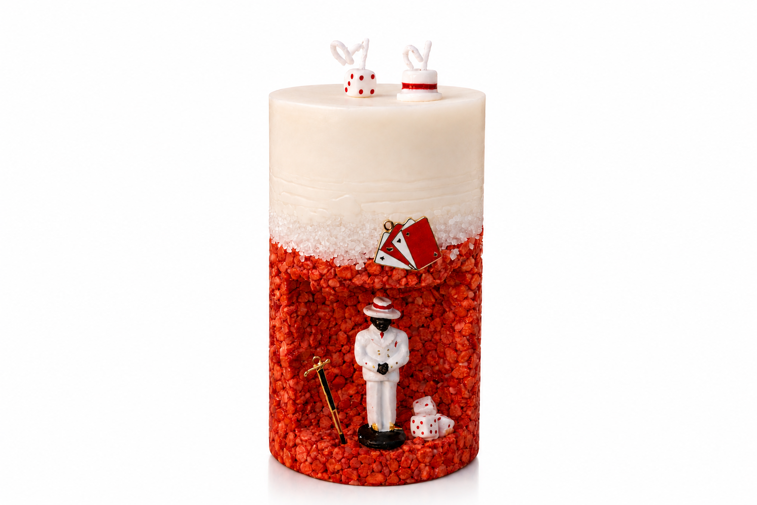 Vela Gruta de Zé Pilintra artesanal com acabamento em pedras vermelhas e brancas, decorada com miniatura de Zé Pilintra, cartas, dados e bengala, inspirada na espiritualidade brasileira.