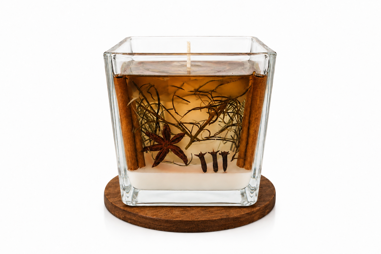 Vela Luminária de Limpeza e Purificação em recipiente quadrado de vidro transparente, com base de cera branca e camada superior de parafina em gel âmbar. A composição interna apresenta canela em pau, anis-estrelado, cravo-da-índia e ervas naturais cuidadosamente distribuídas no interior do gel, criando um visual sofisticado e acolhedor. A vela está posicionada sobre uma base redonda de madeira em fundo branco suave, destacando os detalhes artesanais da peça.