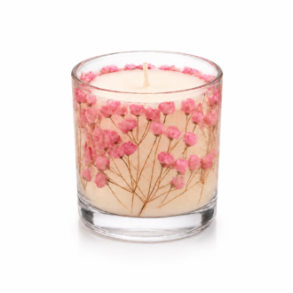 Vela Luminária Gypsophila Rosa artesanal em copo de vidro transparente, decorada com delicadas flores rosas preservadas e cera branca, fotografada em fundo branco com iluminação suave de estúdio.