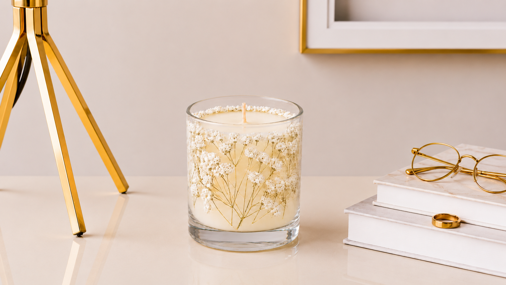 Vela Luminária Gypsophila artesanal em recipiente de vidro transparente, decorada com delicadas flores de gypsophila brancas e acabamento elegante.