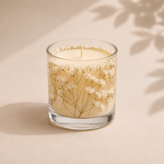 Vela Luminária Gypsophila artesanal em vidro transparente, decorada com delicadas flores de gypsophila brancas, proporcionando um visual elegante e sofisticado.
