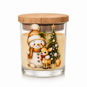 Vela Natalina artesanal em copo de vidro transparente com tampa de cortiça natural. A ilustração apresenta um carinhoso boneco de neve acompanhado por um filhote de cervo ao lado de uma árvore de Natal decorada com ornamentos dourados. A imagem está em fundo branco suave, destacando os detalhes da vela e proporcionando uma apresentação elegante e ideal para catálogo de produtos.