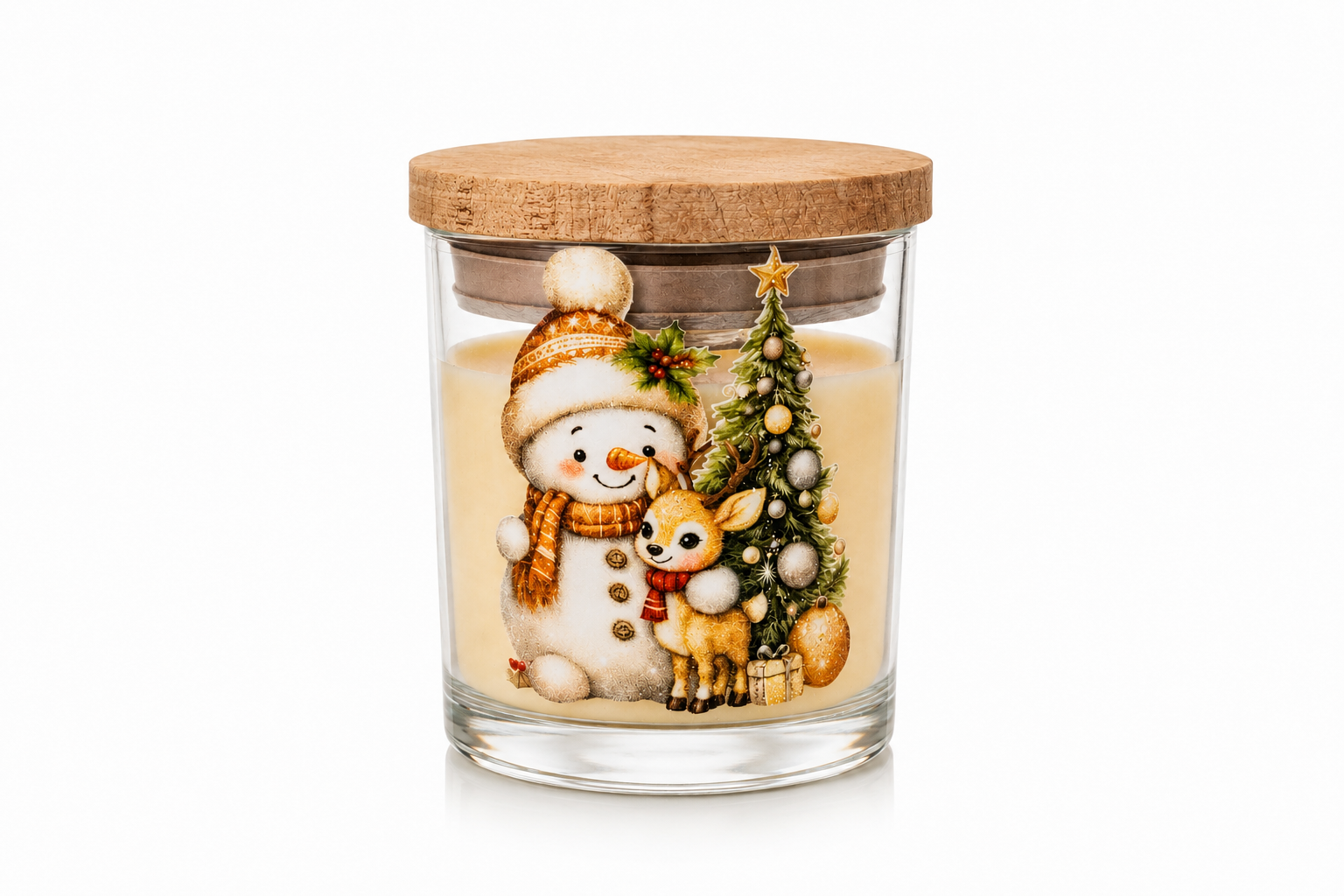 Vela Natalina artesanal em copo de vidro transparente com tampa de cortiça natural. A ilustração apresenta um carinhoso boneco de neve acompanhado por um filhote de cervo ao lado de uma árvore de Natal decorada com ornamentos dourados. A imagem está em fundo branco suave, destacando os detalhes da vela e proporcionando uma apresentação elegante e ideal para catálogo de produtos.